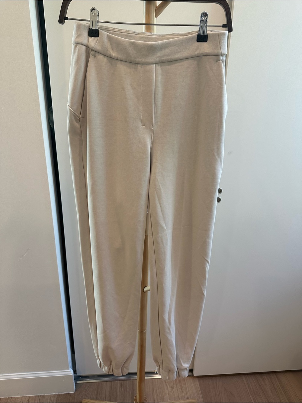 lululemon athletica Softstreme Cream Jogger trouser Pants. Size 4. Worn 2x